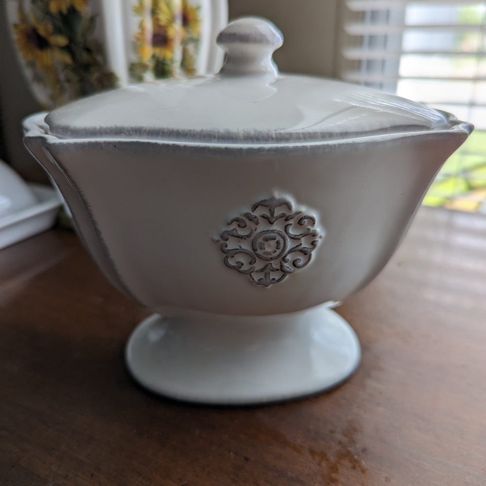 Southern Living Container w lid